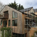 renovation maison bois  Dégrisement et saturateur coloris gris avec echafaudage - batiprestige 78